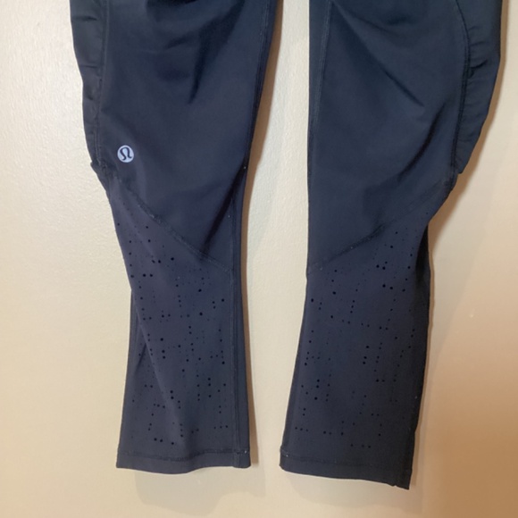 Lululemon ‘Water Bound’ Crops - Black/Apex Stripe - Size 2 - Picture 7 of 9